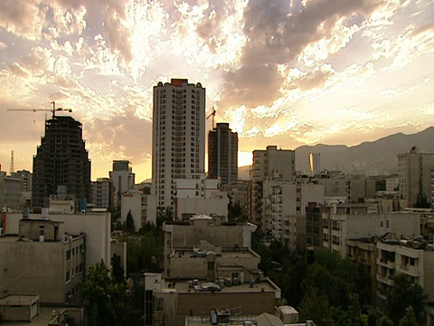 HA Sunset從摩天大樓后面窺視城市/德黑蘭，德黑蘭，伊朗視頻素材
