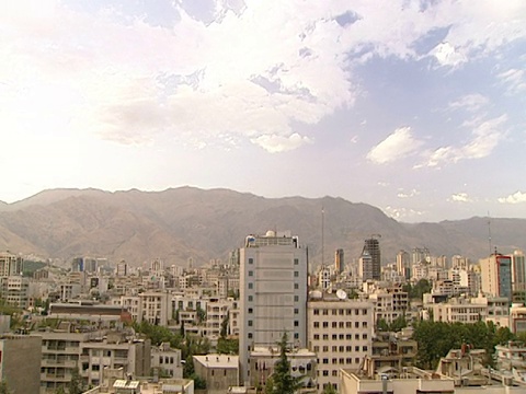 藍色的天空和浮云與遠處的阿爾伯茲山脈/德黑蘭，德黑蘭，伊朗視頻素材