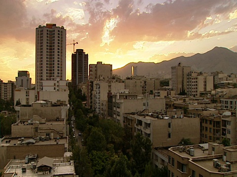 日落的HA城市建筑和屋頂/德黑蘭，德黑蘭，伊朗視頻素材