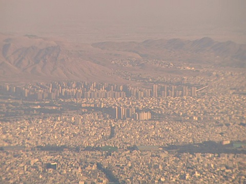 空中俯瞰德黑蘭的屋頂，阿爾伯茲山脈/伊朗德黑蘭視頻素材
