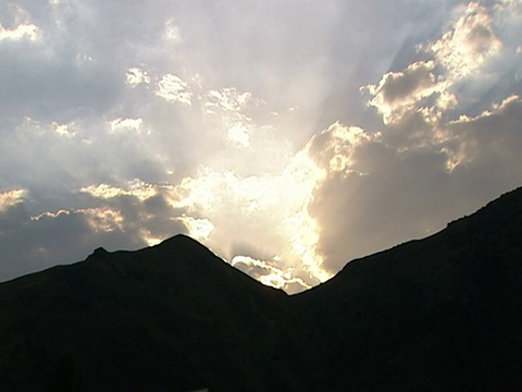 Alborz山脈在夕陽下的剪影/德黑蘭，德黑蘭，伊朗視頻素材