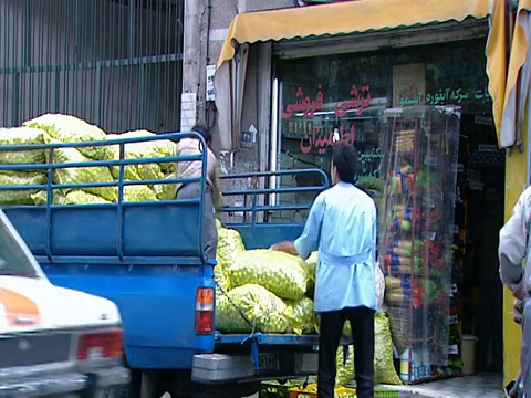 伊朗德黑蘭，在繁忙的城市街道上從卡車上卸載貨物視頻素材