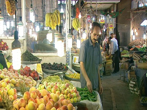伊朗德黑蘭，德黑蘭，一個市場，攤販向顧客出售農產品視頻素材