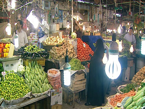 伊朗德黑蘭，德黑蘭，小販們在一個市場的攤位上向顧客出售農產品視頻素材