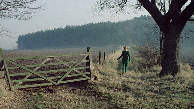 1976行人和卡车在煤矿附近散步/唐卡斯特，英国视频下载