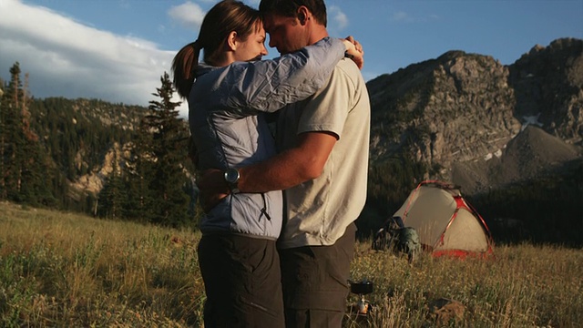 一对情侣在他们的营地接吻视频素材