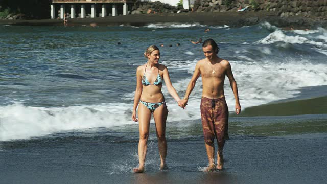 一对情侣在海滩上散步视频下载