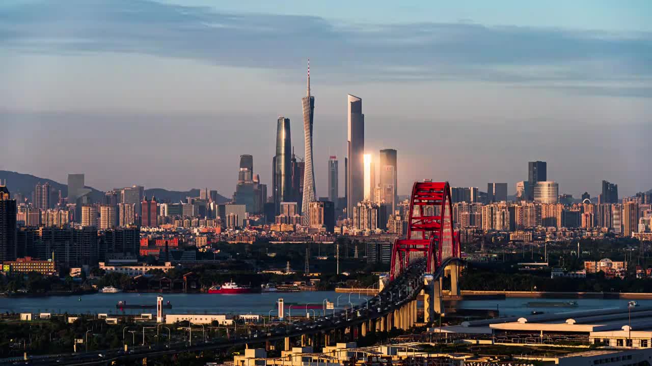 日落时分的广州新光大桥与市中心CBD建筑视频素材