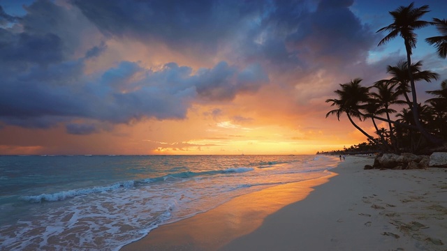 美丽的云景掠过海浪。日出和热带海滩视频购买