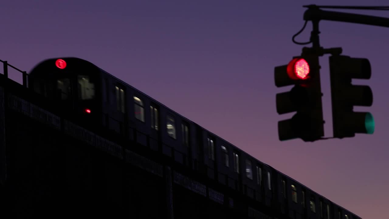 地铁列车和红绿灯视频下载