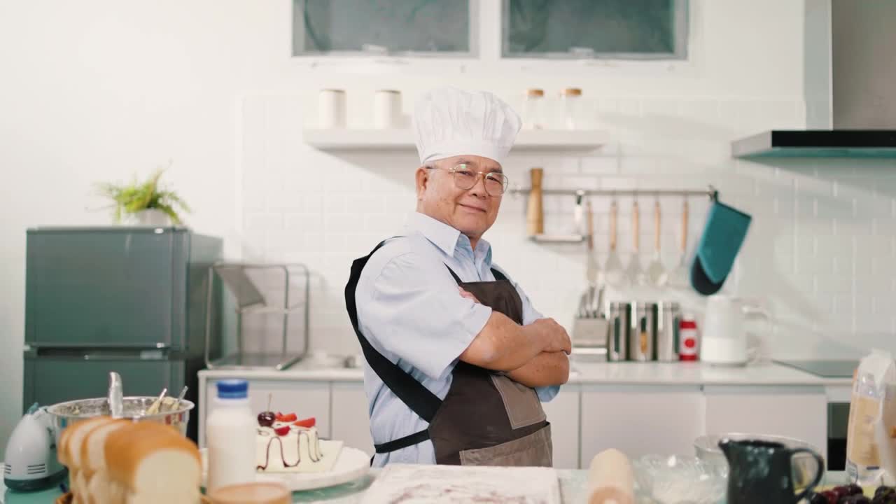 高级厨师在厨房的肖像视频下载