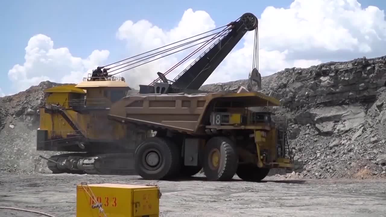 中国山西朔州的煤矿煤炭矿井采掘运输工作（合集）视频素材