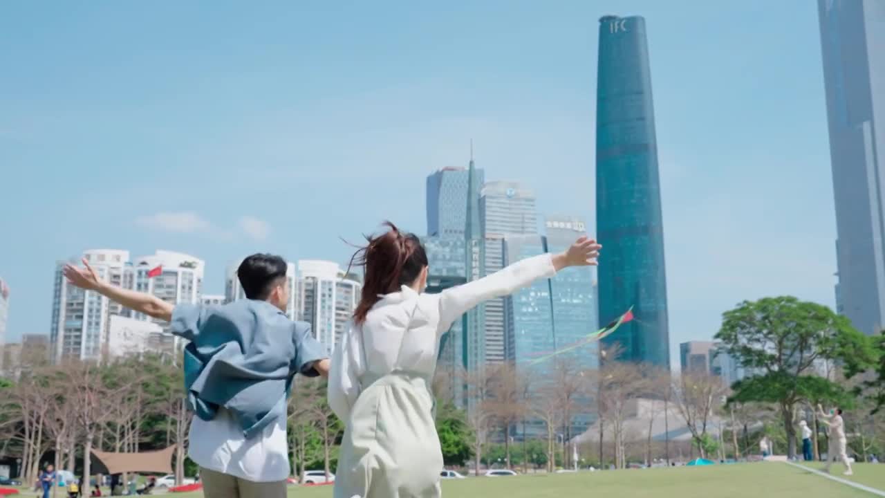 开心的情侣在城市里奔跑视频下载