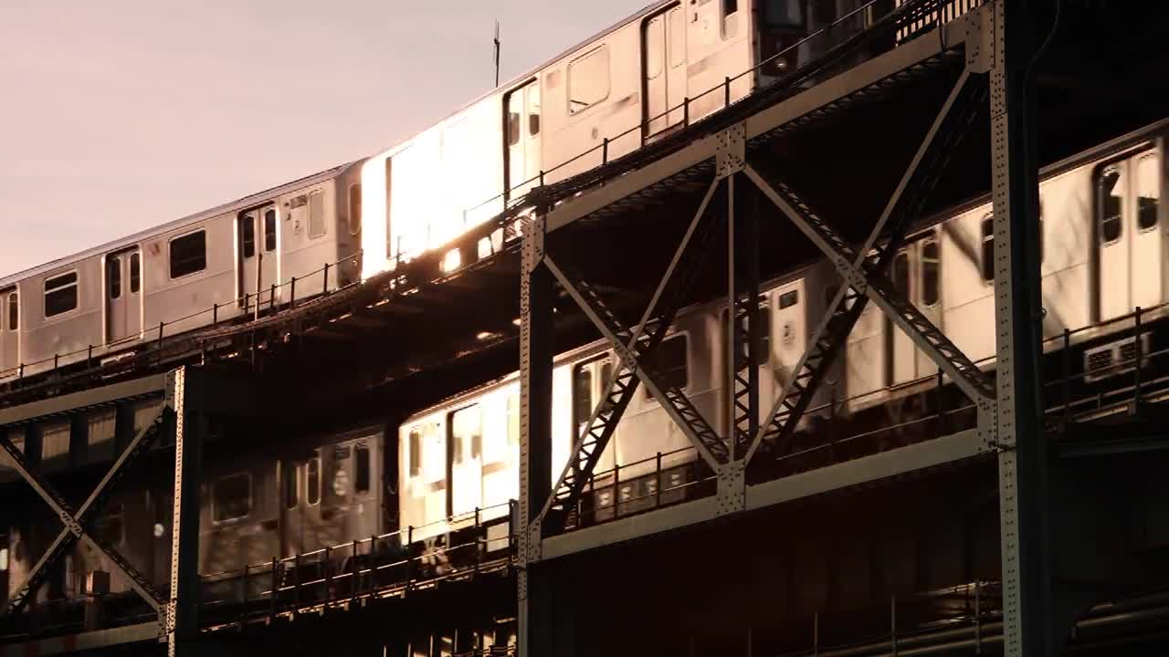 两列高架地铁列车视频下载