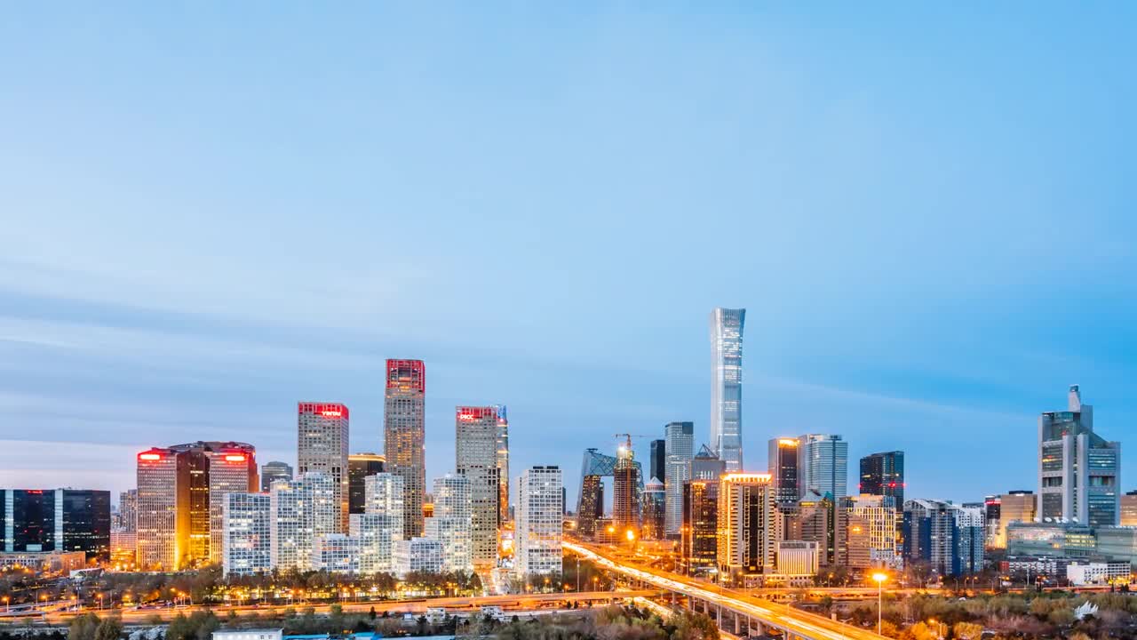 中国北京CBD建筑群和城市车流日转夜延时摄影视频素材