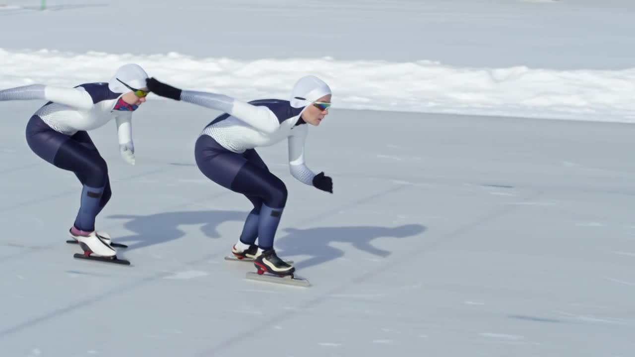 在溜冰场上赛跑的女运动员视频素材