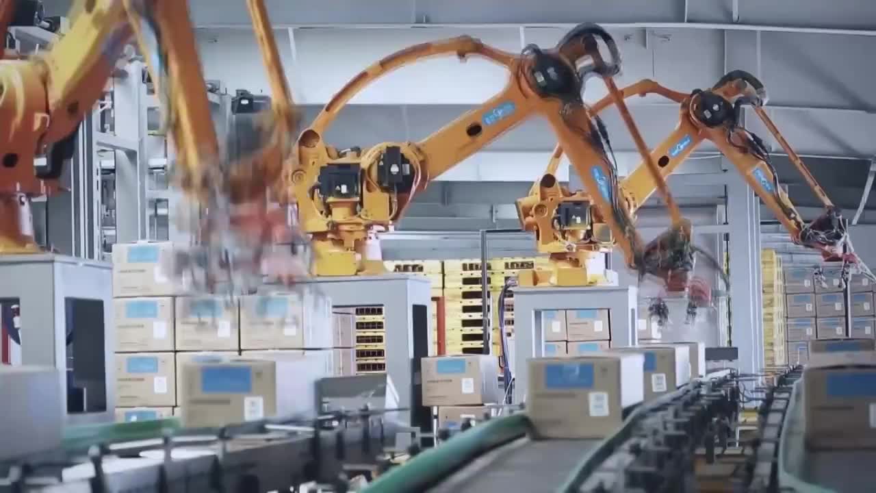 中国工厂自动化生产线机械臂在工作特写选编视频素材