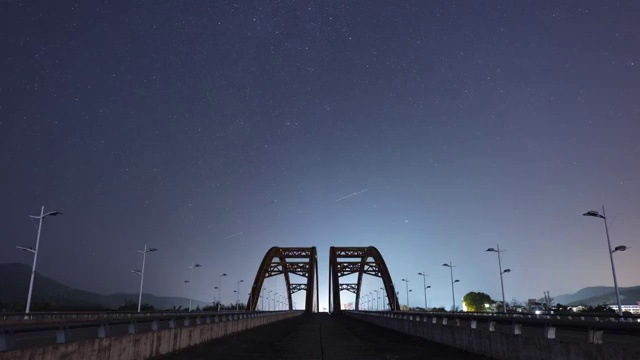 公路大桥上的星空视频素材