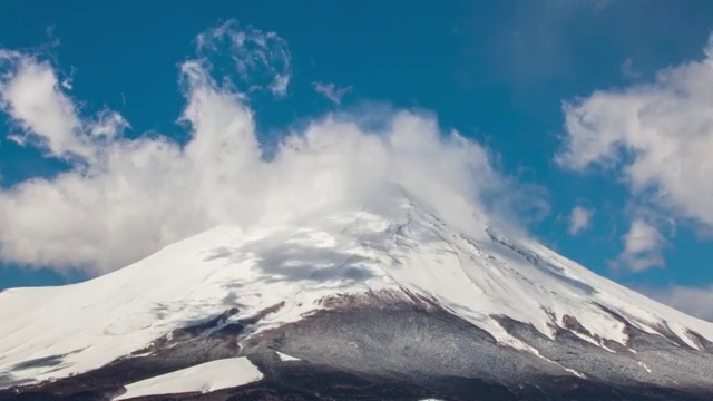 日本富士山和周围流动的云固定机位延时摄影视频素材