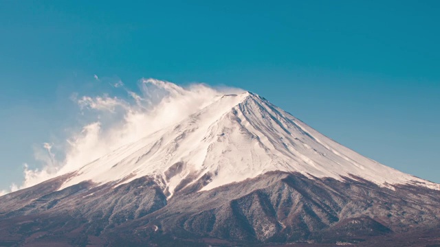 日本富士山和周围流动的云固定机位延时摄影视频下载