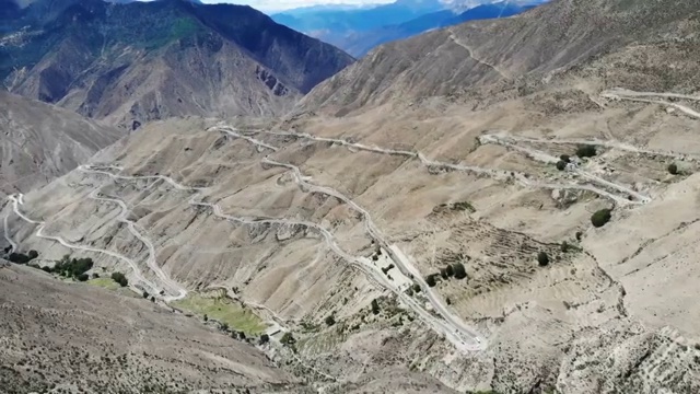航拍西藏318国道怒江七十二拐全景，盘山公路视频下载