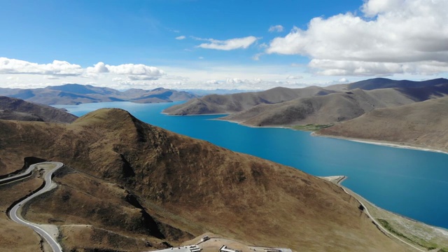 航拍西藏羊湖（羊卓雍措）全景视频素材