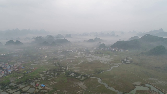 云雾缭绕的田园风光视频素材