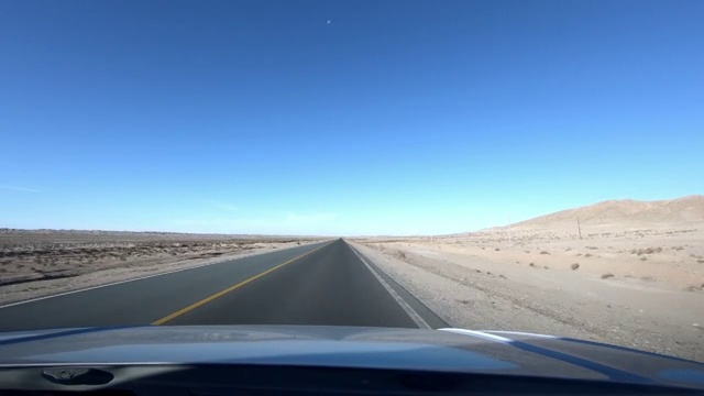 汽车行驶在无人的公路视频素材