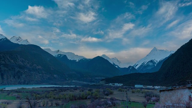 西藏林芝派镇吞白村多雄拉雪山黄昏视频素材