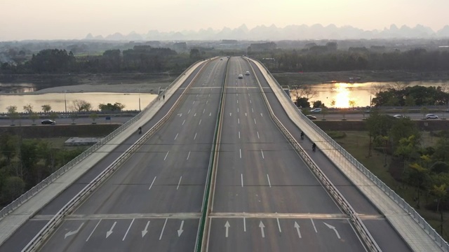 夕阳下的跨江公路大桥视频素材