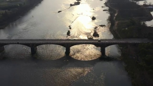 夕阳下波光粼粼的江面视频素材
