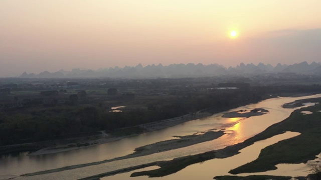 夕阳下的漓江河滩沙洲视频素材