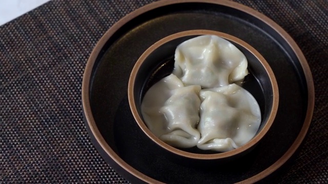大理石桌面上的碗里的饺子视频素材