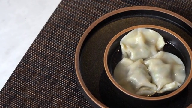大理石桌面上的碗里的饺子视频素材