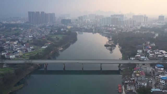暮色中漓江上的大桥视频素材