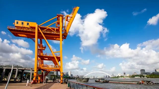 卢浦大桥 前景橘黄色吊车 延时摄影视频素材
