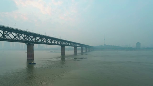 雾霾天气下的日转夜武汉长江大桥4K高清延时摄影视频视频素材