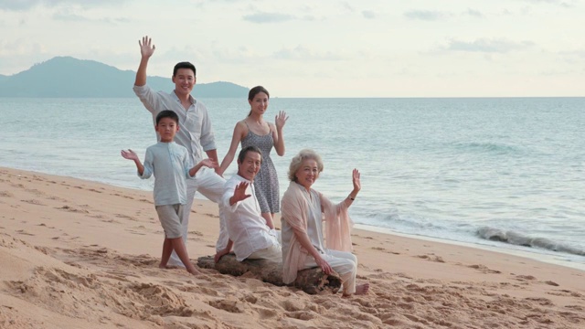快乐家庭在沙滩视频素材