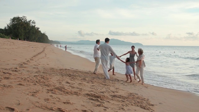 快乐家庭在沙滩奔跑视频下载