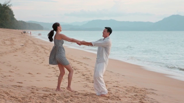 快乐的年轻情侣在海边约会视频下载