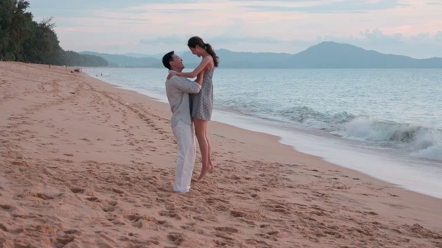 快乐的年轻情侣在海边约会视频素材