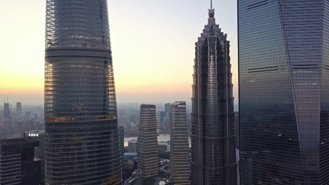 航拍视角下的晴朗天气的上海陆家嘴日落4K高清延时摄影视频素材