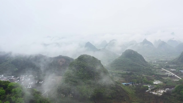 云雾缭绕里山间的田园风光视频素材