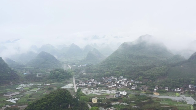 云雾缭绕里山间的田园风光视频素材