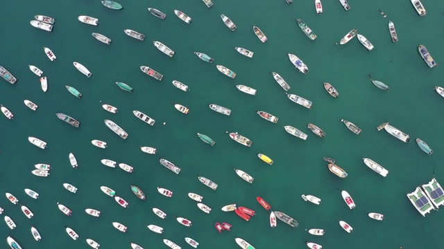 4K航拍俯拍青岛湾航船自下而上栈桥渔船视频下载