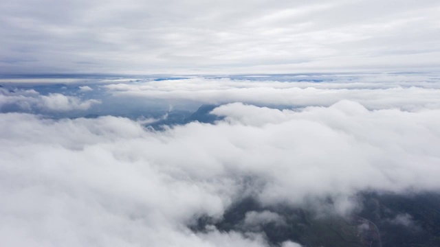 云雾笼罩的高山视频素材