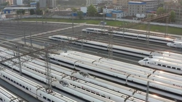 中国广西桂林2020年春天高铁动车穿越油菜花田4K60帧摄影视频素材