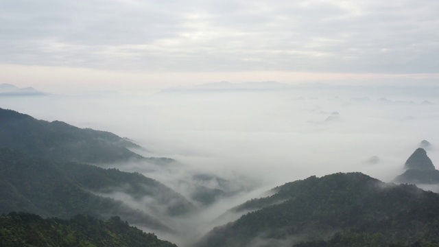 清晨群峰之间的云海视频素材
