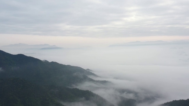 清晨群峰之间的云海视频素材