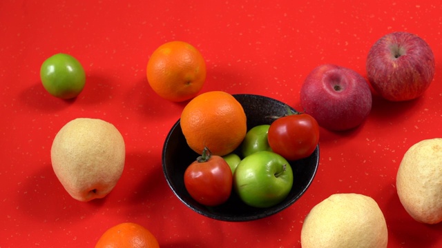 红色宣纸背景上的水果视频素材